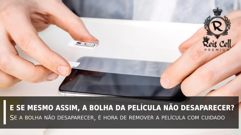 aplicando pelicula no celular com 2 mãos, para não causar bolha