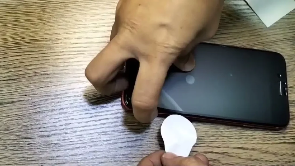 aplicando pelicula de ceramica iphone