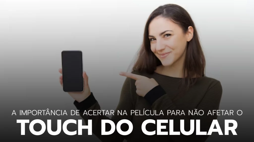  Pessoa satisfeita usando o celular com película protetora