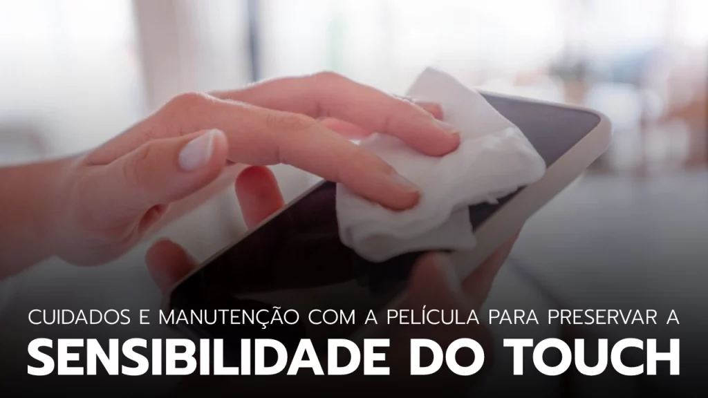 Pessoa limpando a tela do celular com um pano de microfibra.