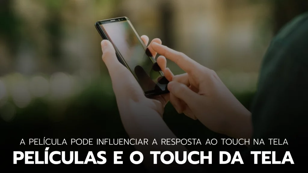Dedo tocando a tela de um celular com película.
