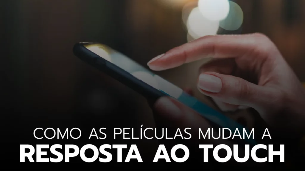 Dedo tocando a tela de um celular com película.