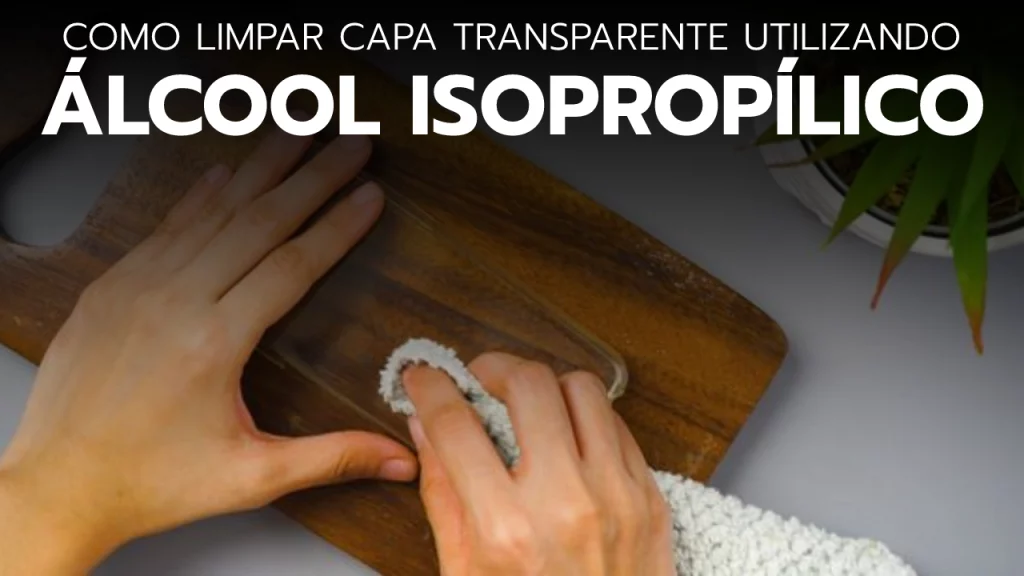 pessoa limpando capa com álcool