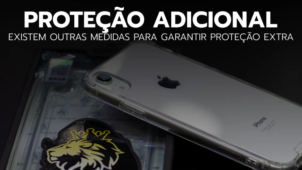 Celular com Película King Premium e Capa de Proteção King Premium.
