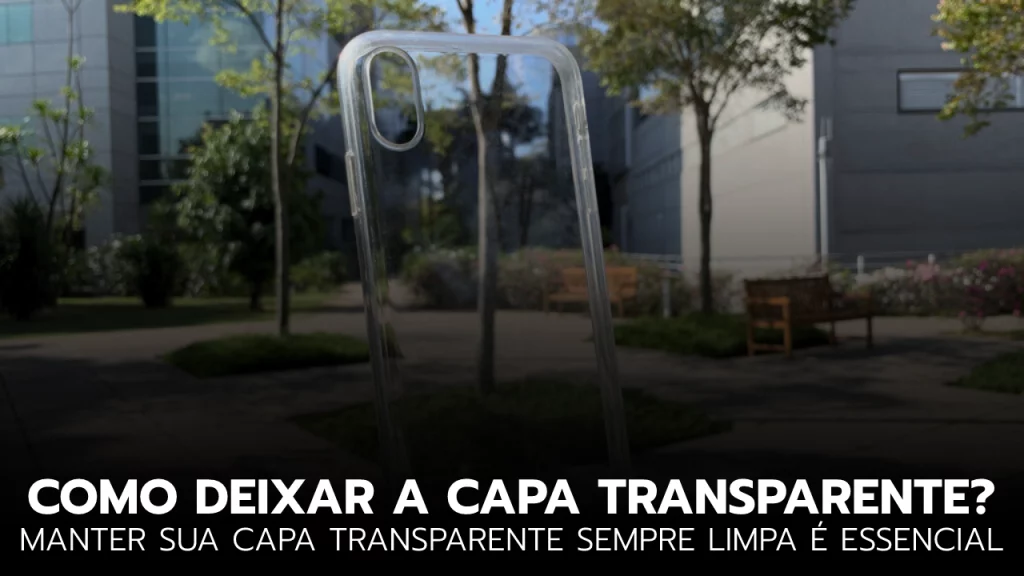 Mão segurando uma capa transparente de celular