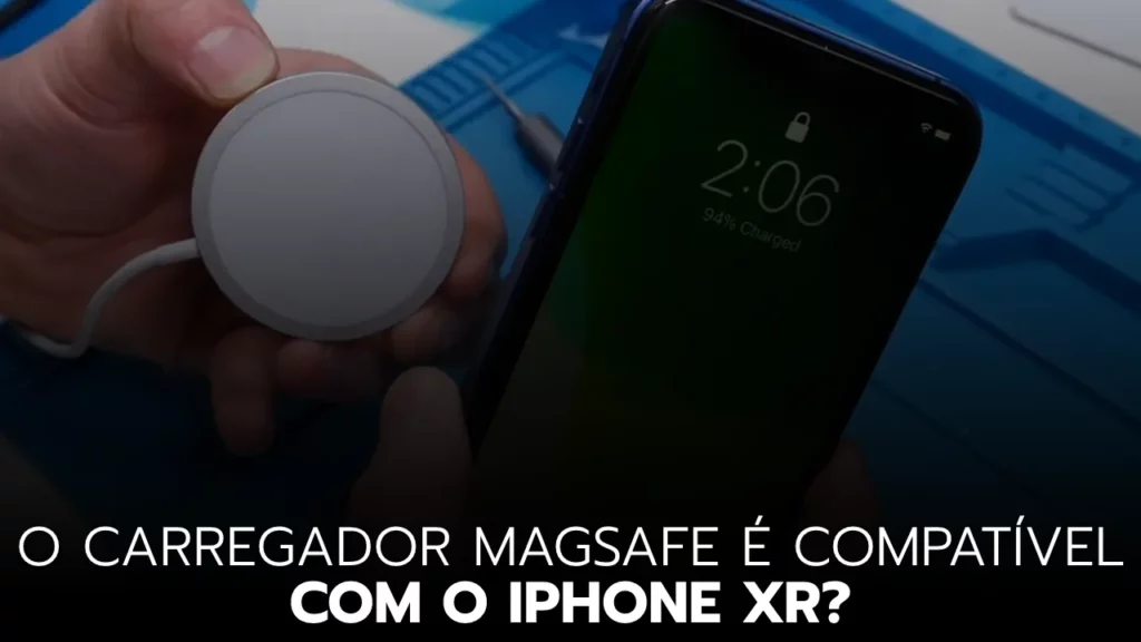 iPhone XR ao lado de um carregador MagSafe