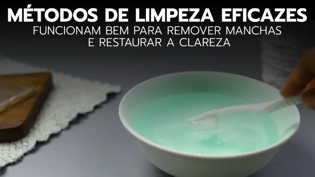 Materiais de limpeza para capa de celular transparente, como bicarbonato de sódio, pasta de dente e álcool isopropílico.
