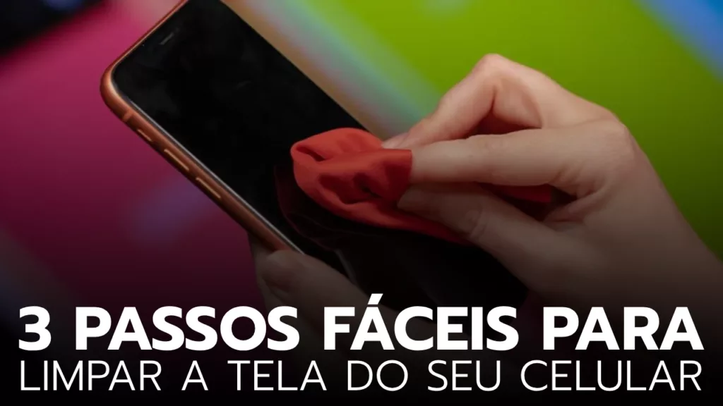 pessoa limpando o celular com flanela