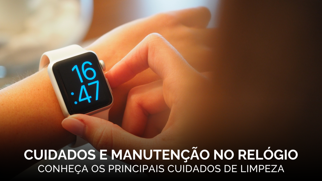 pessoa vendo as horas em um apple watch